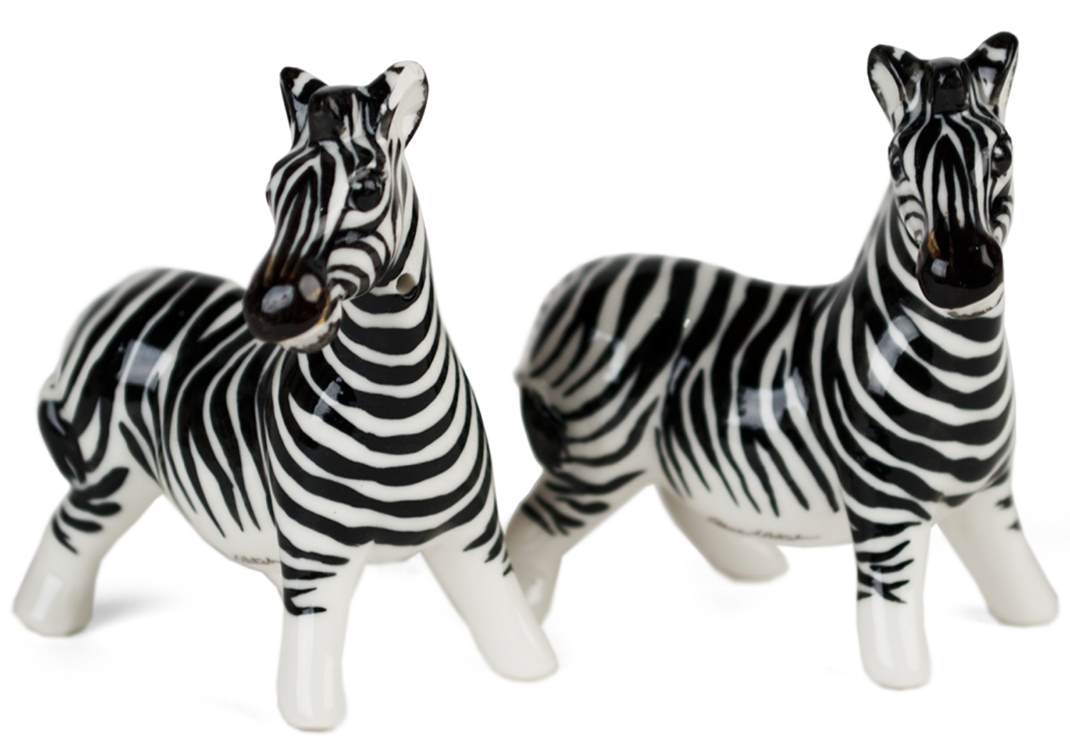 The Zebra is such a distinctive looking beast with its stunning black and white stripes. They are closely related to the horse, but unlike his cousin likes to wear his mane in a fetching Mohican! Strikingly beautiful on our Blue Witch ceramic.