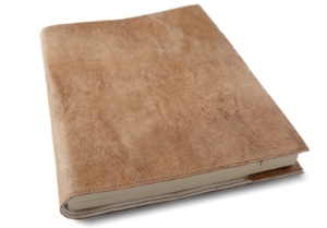 A simple yet sophisticated design. The rustic Bark Refillable Journal is created by Mother Nature herself and it will transport your senses to the great outdoors.The unique form and pattern of the natural bark is combined with our artisans' expertise to enhance this exciting tactile and sensory experience. Highlighting its own uniqueness, the outstanding design has become one of our most enchanting collections of all time.