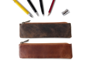 Each Enya Pencil Case is unique. It is an eastern maverick that is big on character with a rustically raw style, featuring full-grain buffalo leather.Nothing is done to hide the scars and marks, twists and notches which are natural to the skin. Instead, they become a celebratory feature to reinvent the rules: Imperfection is the new perfection. A grounded character which is full of fantastic charisma. The Enya a soul mate for your adventures in life.