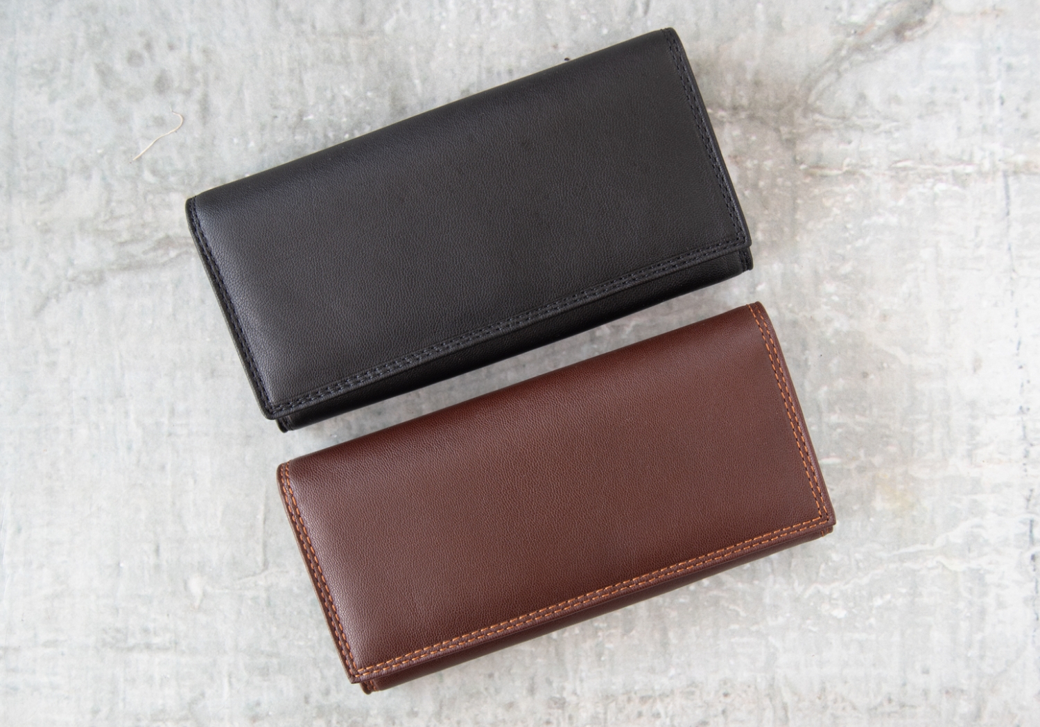 Nina is an elegant collection of Italian-made accessories from small wallets and cosmetic bags to handbags and clutches. They are available in a luxurious choice of colors. The perfect companion to carry wherever you go.