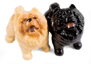 A fantastic Blue Witch ceramic featuring an ancient dog breed: the lion like Chow Chow. A muscular and sturdy breed originally bred in China as a general dog’s body for herding, hunting, protection and cart-pulling.