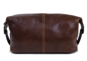 Designed for all your grooming needs. The splendid Marco Polo Italian luxury leather wash bag is handcrafted in Florence. This collection's main focal point is the quality of the leather, which is the best grade of full-grain leather hide. This matchless leather is painstakingly tanned by Italian leather craftsmen using the world’s most environmentally friendly tanning method which utilizes vegetable dyes. Completely natural and durable. A functional and practical option for transporting grooming essentials, making it the ideal companion for holidays, business trips, or a weekend away.