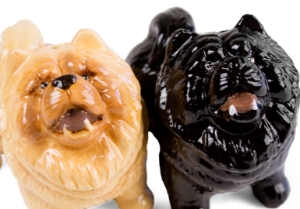 A fantastic Blue Witch ceramic featuring an ancient dog breed: the lion like Chow Chow. A muscular and sturdy breed originally bred in China as a general dog’s body for herding, hunting, protection and cart-pulling.