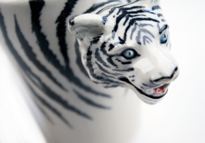 An exceptional awesome ceramic by Blue Witch. With their beautiful stripes, the Tiger is probably the most recognisable of all the big cats and is indeed the largest.