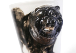 A fantastic Blue Witch ceramic featuring an ancient dog breed: the lion like Chow Chow. A muscular and sturdy breed originally bred in China as a general dog’s body for herding, hunting, protection and cart-pulling.