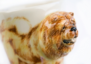 A fantastic Blue Witch ceramic featuring an ancient dog breed: the lion like Chow Chow. A muscular and sturdy breed originally bred in China as a general dog’s body for herding, hunting, protection and cart-pulling.