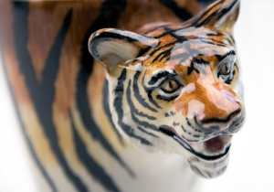 An exceptional awesome ceramic by Blue Witch. With their beautiful stripes, the Tiger is probably the most recognisable of all the big cats and is indeed the largest.