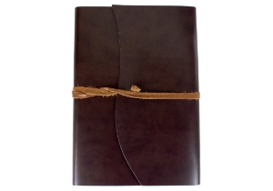 A very intelligent collection: The Romano Journal is supremely refined and redefined with natural recycled leather, specially created by professional Italian leather craftsmen. Employing advanced techniques, the environmental impact is much reduced. By using what is essentially a waste material it retains many of the properties and textures of regular leather without losing that wonderful natural leather smell. Uncompromised quality which is distinctive and is still a luxurious option. The leather has a glossy finish whilst still allowing for flexibility.