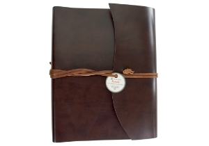 A very intelligent collection: The Romano Photo Album is supremely refined and redefined with natural recycled leather, specially created by professional Italian leather craftsmen. Employing advanced techniques, the environmental impact is much reduced. By using what is essentially a waste material it retains many of the properties and textures of regular leather without losing that wonderful natural leather smell. Uncompromised quality which is distinctive and is still a luxurious option. The leather has a glossy finish whilst still allowing for flexibility.