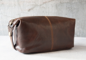 Designed for all your grooming needs. The splendid Marco Polo Italian luxury leather wash bag is handcrafted in Florence. This collection's main focal point is the quality of the leather, which is the best grade of full-grain leather hide. This matchless leather is painstakingly tanned by Italian leather craftsmen using the world’s most environmentally friendly tanning method which utilizes vegetable dyes. Completely natural and durable. A functional and practical option for transporting grooming essentials, making it the ideal companion for holidays, business trips, or a weekend away.