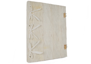 A simple yet sophisticated design. The rustic Bark Journal is created by Mother Nature herself and it will transport your senses to the great outdoors.The unique form and pattern of the natural bark is combined with our artisans' expertise to enhance this exciting tactile and sensory experience. Highlighting its own uniqueness, the outstanding design has become one of our most enchanting collections of all time.