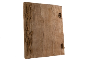 A simple yet sophisticated design. The rustic Bark Journal is created by Mother Nature herself and it will transport your senses to the great outdoors.The unique form and pattern of the natural bark is combined with our artisans' expertise to enhance this exciting tactile and sensory experience. Highlighting its own uniqueness, the outstanding design has become one of our most enchanting collections of all time.