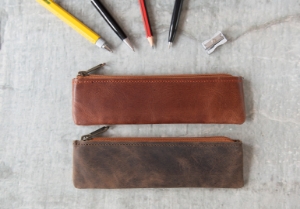 Each Enya Pencil Case is unique. It is an eastern maverick that is big on character with a rustically raw style, featuring full-grain buffalo leather.Nothing is done to hide the scars and marks, twists and notches which are natural to the skin. Instead, they become a celebratory feature to reinvent the rules: Imperfection is the new perfection. A grounded character which is full of fantastic charisma. The Enya a soul mate for your adventures in life.