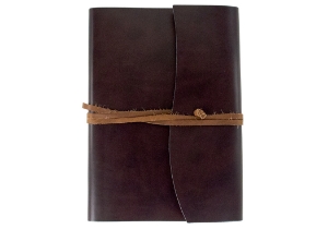 A very intelligent collection: The Romano Journal is supremely refined and redefined with natural recycled leather, specially created by professional Italian leather craftsmen. Employing advanced techniques, the environmental impact is much reduced. By using what is essentially a waste material it retains many of the properties and textures of regular leather without losing that wonderful natural leather smell. Uncompromised quality which is distinctive and is still a luxurious option. The leather has a glossy finish whilst still allowing for flexibility.