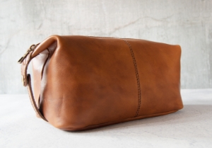 Designed for all your grooming needs. The splendid Marco Polo Italian luxury leather wash bag is handcrafted in Florence. This collection's main focal point is the quality of the leather, which is the best grade of full-grain leather hide. This matchless leather is painstakingly tanned by Italian leather craftsmen using the world’s most environmentally friendly tanning method which utilizes vegetable dyes. Completely natural and durable. A functional and practical option for transporting grooming essentials, making it the ideal companion for holidays, business trips, or a weekend away.