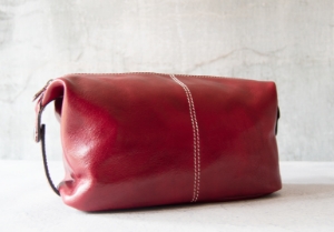Designed for all your grooming needs. The splendid Marco Polo Italian luxury leather wash bag is handcrafted in Florence. This collection's main focal point is the quality of the leather, which is the best grade of full-grain leather hide. This matchless leather is painstakingly tanned by Italian leather craftsmen using the world’s most environmentally friendly tanning method which utilizes vegetable dyes. Completely natural and durable. A functional and practical option for transporting grooming essentials, making it the ideal companion for holidays, business trips, or a weekend away.