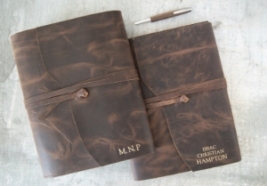 Each Enya Refillable Journal is unique. It is an eastern maverick that is big on character with a rustically raw style, featuring full-grain buffalo leather.Nothing is done to hide the scars and marks, twists and notches which are natural to the skin. Instead, they become a celebratory feature to reinvent the rules: Imperfection is the new perfection. A grounded character which is full of fantastic charisma. The Enya a soul mate for your adventures in life.