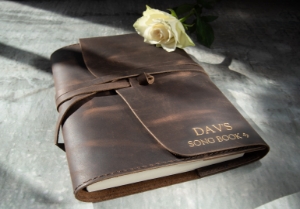 Each Enya Refillable Journal is unique. It is an eastern maverick that is big on character with a rustically raw style, featuring full-grain buffalo leather.Nothing is done to hide the scars and marks, twists and notches which are natural to the skin. Instead, they become a celebratory feature to reinvent the rules: Imperfection is the new perfection. A grounded character which is full of fantastic charisma. The Enya a soul mate for your adventures in life.