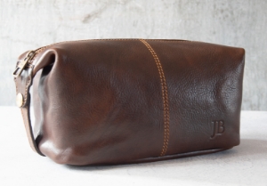 Designed for all your grooming needs. The splendid Marco Polo Italian luxury leather wash bag is handcrafted in Florence. This collection's main focal point is the quality of the leather, which is the best grade of full-grain leather hide. This matchless leather is painstakingly tanned by Italian leather craftsmen using the world’s most environmentally friendly tanning method which utilizes vegetable dyes. Completely natural and durable. A functional and practical option for transporting grooming essentials, making it the ideal companion for holidays, business trips, or a weekend away.