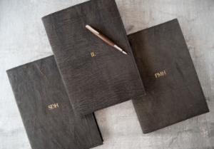 A simple yet sophisticated design. The rustic Bark Refillable Journal is created by Mother Nature herself and it will transport your senses to the great outdoors.The unique form and pattern of the natural bark is combined with our artisans' expertise to enhance this exciting tactile and sensory experience. Highlighting its own uniqueness, the outstanding design has become one of our most enchanting collections of all time.