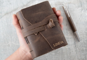 Each Enya Journal is unique. It is an eastern maverick that is big on character with a rustically raw style, featuring full-grain buffalo leather.Nothing is done to hide the scars and marks, twists and notches which are natural to the skin. Instead, they become a celebratory feature to reinvent the rules: Imperfection is the new perfection. A grounded character which is full of fantastic charisma. The Enya a soul mate for your adventures in life.