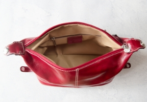 Designed for all your grooming needs. The splendid Marco Polo Italian luxury leather wash bag is handcrafted in Florence. This collection's main focal point is the quality of the leather, which is the best grade of full-grain leather hide. This matchless leather is painstakingly tanned by Italian leather craftsmen using the world’s most environmentally friendly tanning method which utilizes vegetable dyes. Completely natural and durable. A functional and practical option for transporting grooming essentials, making it the ideal companion for holidays, business trips, or a weekend away.