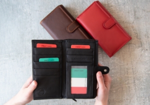 Nina is an elegant collection of Italian-made accessories from small wallets and cosmetic bags to handbags and clutches. They are available in a luxurious choice of colors. The perfect companion to carry wherever you go.